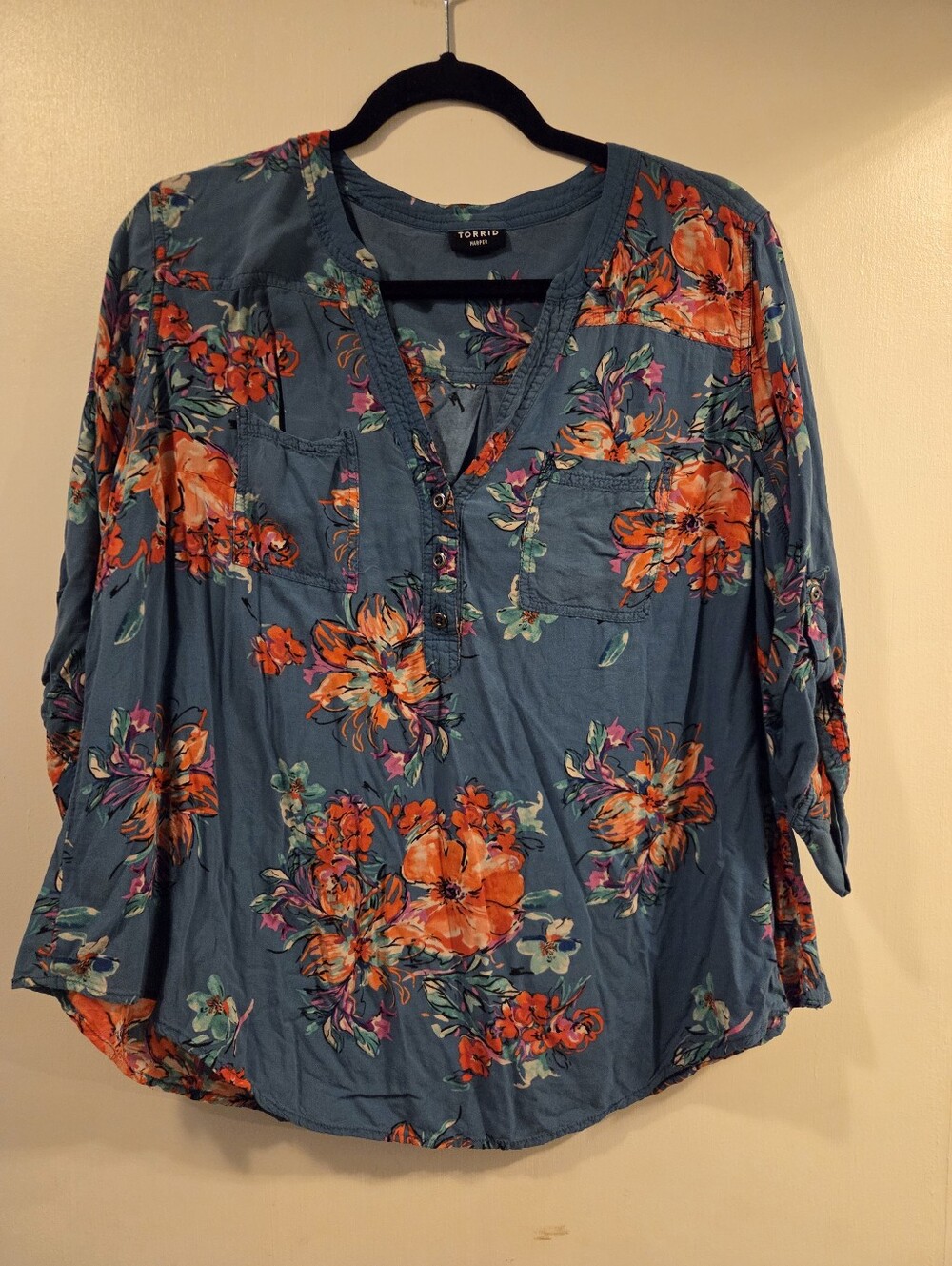 Torrid Harper Blue Floral V-Neck Blouse Tab Sleeves Size 12 (Torrid Size 0)